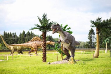 Dinozorlar Park. Bir dinazor doğa arka plan üzerinde. Oyuncak d