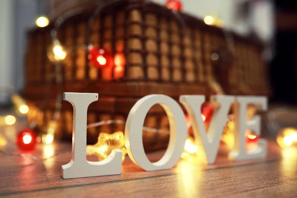 Palavra Amor de letras de madeira no fundo — Fotografia de Stock