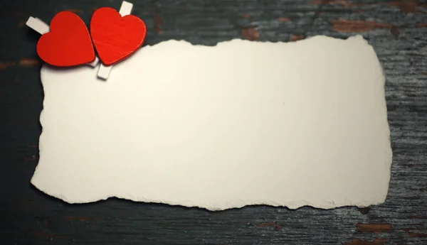 Foglio bianco di carta note d'amore e forma di cuore — Foto Stock