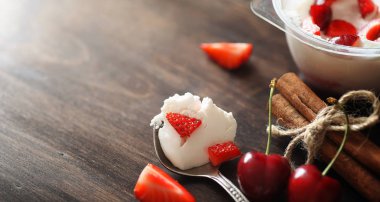 Çilek ile taze yoğurt. Taze ve ju ile bir kase dondurma