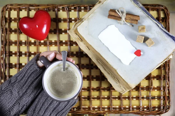 Girl drinking coffee and looking at the card Valentines Day — Stock Photo, Image