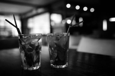 Bir tabloda bir kafe nesneleri