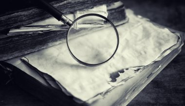 Bir eski retro kitap masada. Geçmişte bir ansiklopedi bir