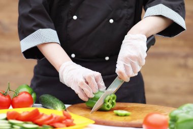 Aşçı taze çiftlik sebze keser