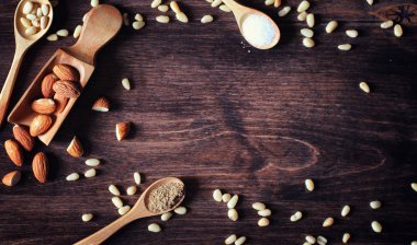 Charlotte elma ve fındık ile. Elma ile pişirme hazırlanması