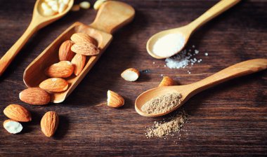 Charlotte elma ve fındık ile. Elma ile pişirme hazırlanması