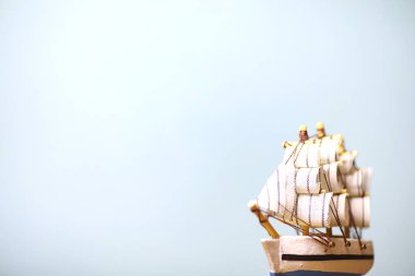 Eski ahşap gemi yelken ve direkleri oyuncak bir stand ile. Vintage ve