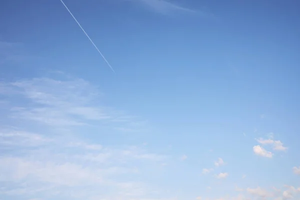 Nubes blancas en un cielo azul — Foto de Stock