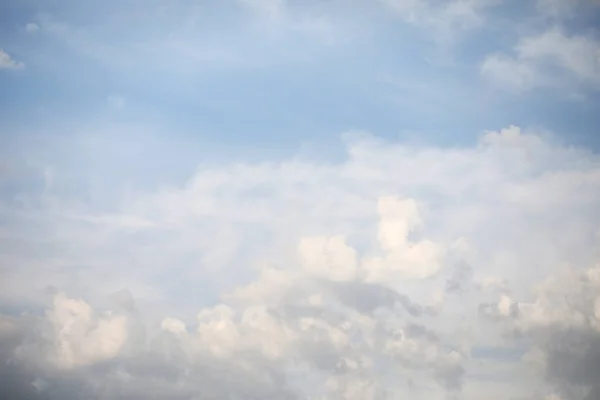 Nuvole bianche in un cielo blu — Foto Stock