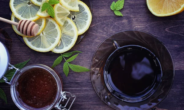 Teh dengan lemon dan mint di alam. Secangkir teh mint panas dengan le — Stok Foto