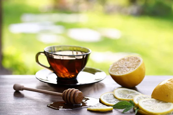 Madu segar dengan secangkir teh hitam — Stok Foto