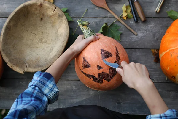 Wanita mengukir labu untuk Halloween luar ruangan — Stok Foto