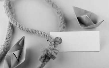 tek renkli fotoğraf sopa ile kalın örgülü halat ve gemi kağıt 