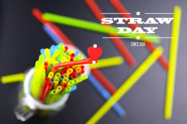 kokteyl tüpler saman günden beri 1 ile siyah bir arka plan üzerinde yalan