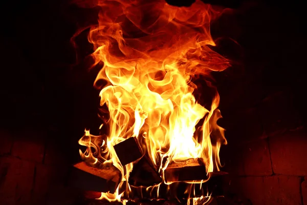 Довгі язики полум'я палаючого вогню — стокове фото