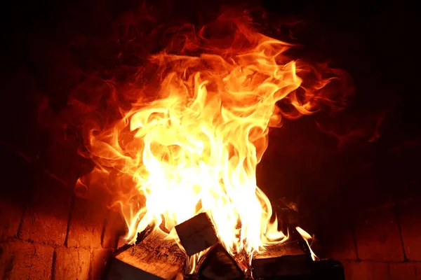 Довгі язики полум'я палаючого вогню — стокове фото
