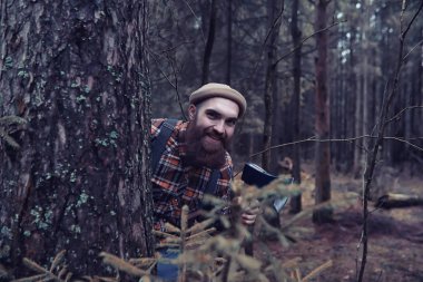 Sonbahar yağmurlu hava ve bir şemsiye ile genç bir adam