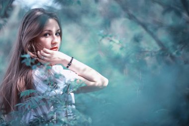 Bir kız bir bahar yeşil park