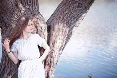 Bir kız bir bahar yeşil park