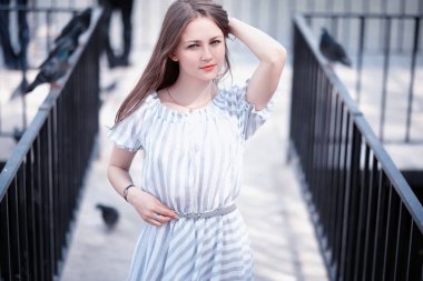 Bir kız bir bahar yeşil park