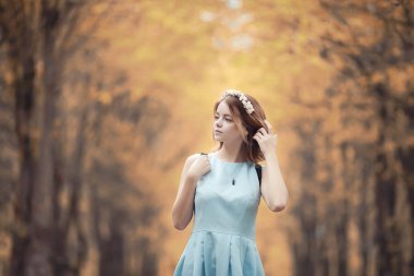 Bir yürüyüş ve sonbaharında genç kız 