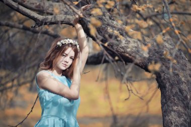 Bir yürüyüş ve sonbaharında genç kız 