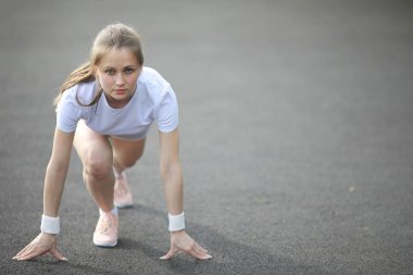 Egzersizleri yapıyor kız ve spor yaşam tarzı