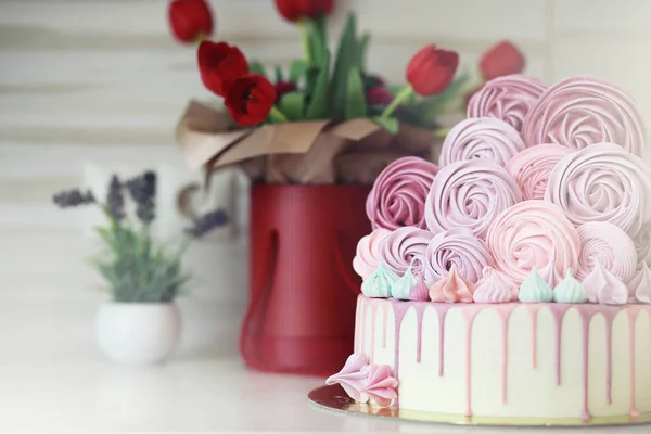 美しいお祝いケーキ別クリームとビスケット — ストック写真