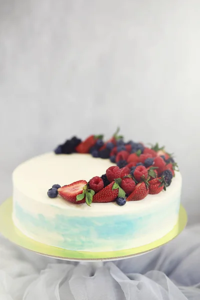 Vacker festlig tårta kex med olika krämer — Stockfoto