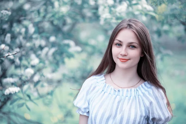 Une fille dans un parc vert printanier — Photo