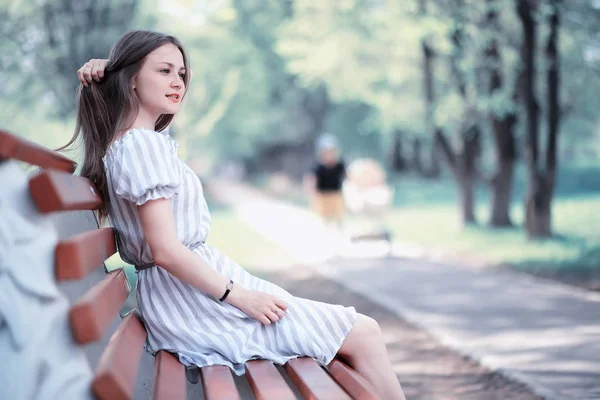 Una chica en un parque verde de primavera — Foto de Stock