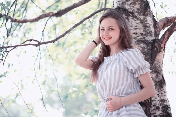 Una ragazza in un parco verde primaverile — Foto Stock