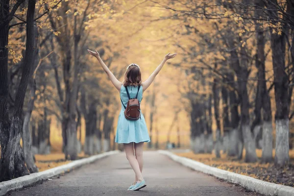 Giovane ragazza su una passeggiata in autunno — Foto Stock