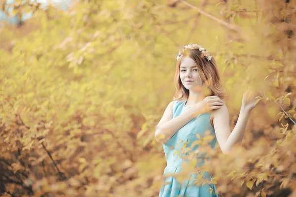 Jeune fille en promenade à l'automne — Photo