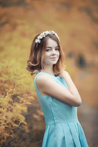 Jeune fille en promenade à l'automne — Photo