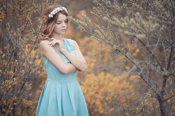 Jeune fille en promenade à l'automne — Photo