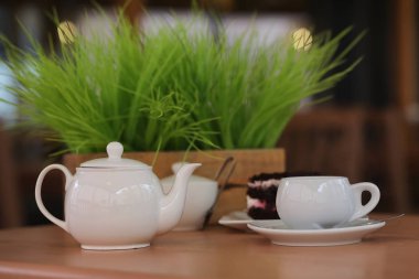 Bir içki ve bir sokak kafede tatlı su ısıtıcısı. Ket çay