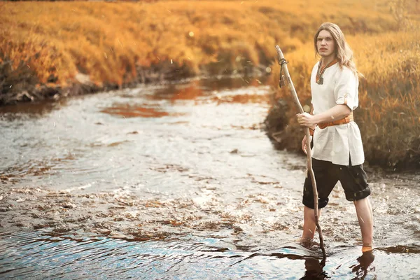 Un uomo in abiti etnici è un scandinavo — Foto Stock