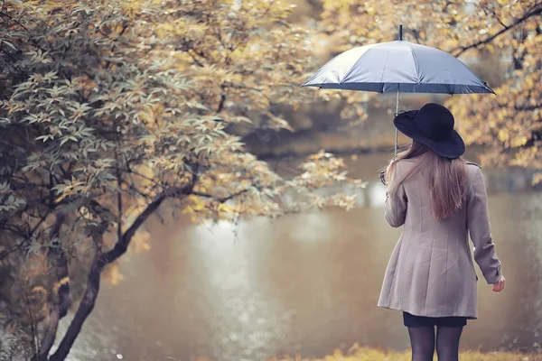 Young girl in a coat in autumn  park — Stock Photo, Image