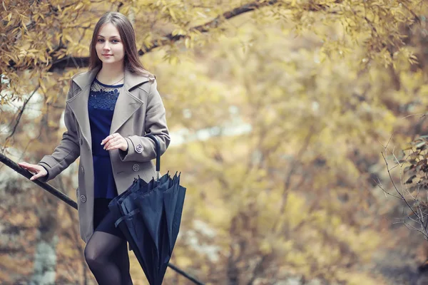 Молода дівчина в пальто в осінньому парку — стокове фото