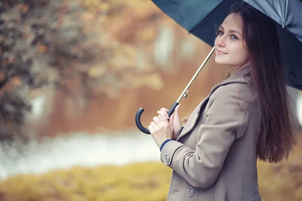 Young girl in a coat in autumn  park — Stock Photo, Image