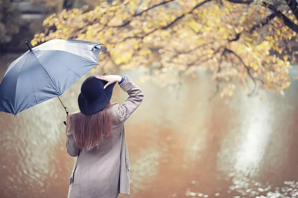 Fiatal lány kabátban az őszi parkban — Stock Fotó