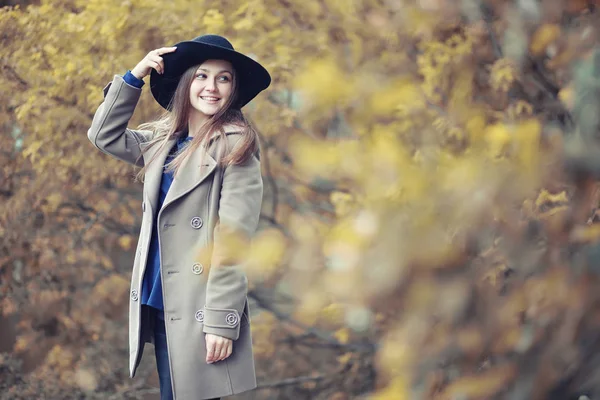 가을 공원에서 코트를 입은 소녀 — 스톡 사진