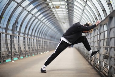 Bir adam açık havada spor giyim