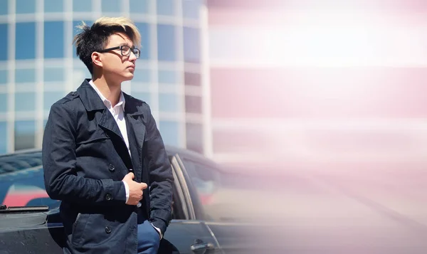 Man with car in the street — Stock Photo, Image