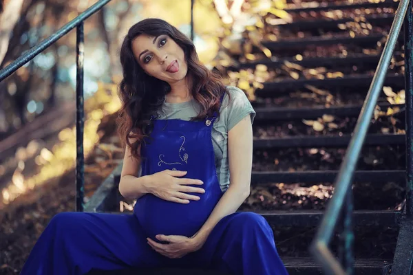 Femme enceinte en promenade dans le parc — Photo