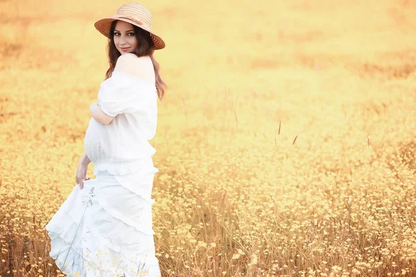 Mulher grávida na natureza para um passeio no outono — Fotografia de Stock