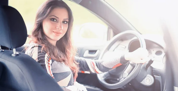 Menina dirigindo um carro emoções ruins — Fotografia de Stock