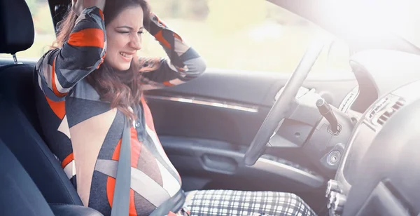 Chica conduciendo un coche malas emociones — Foto de Stock