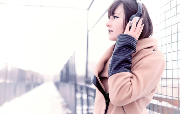 Chica en auriculares escuchando música al aire libre — Foto de Stock